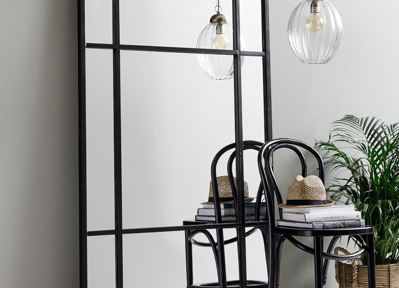 Trend: hoge metalen spiegels in het interieur
