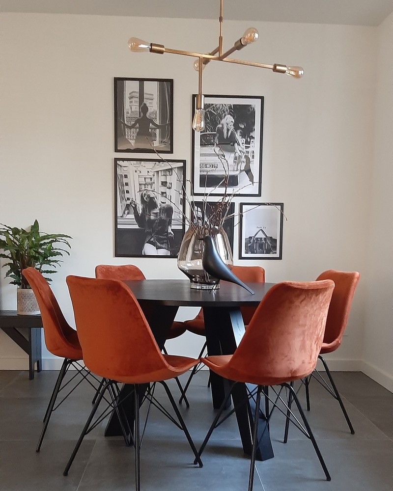 Oranje velvet stoelen eetkamer
