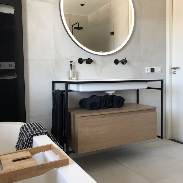 badkamer met ronde spiegel