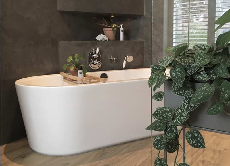 Zien: deze donkere badkamer vol planten