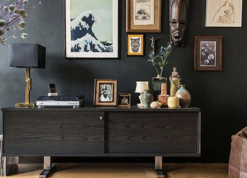 Een zwarte muur in de woonkamer, durf jij het aan?