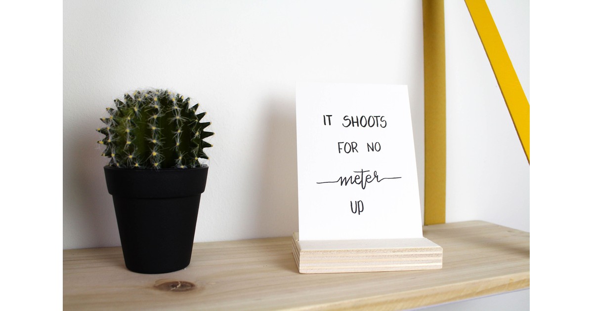 Kaarthouder5 Kaarten A5 It Shoots For No Meter Up 10X15Cm Inclusief Houten Kaartenhouder Naturel Housevitamin housevitamin kopen in de aanbieding