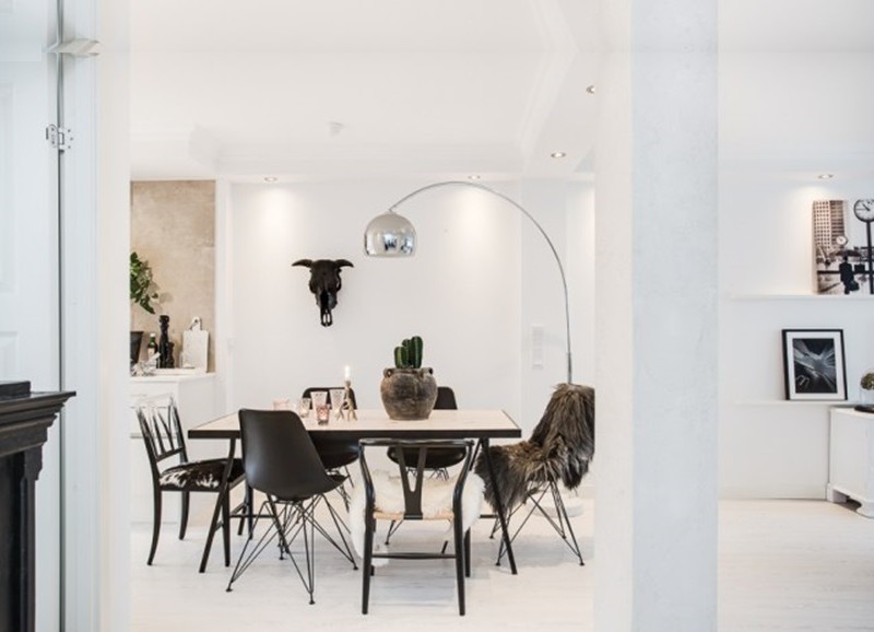 Hereinschauen in ein komplett weißes Interieur mit coolen ... Hereinschauen in ein komplett weißes Interieur mit coolen ...