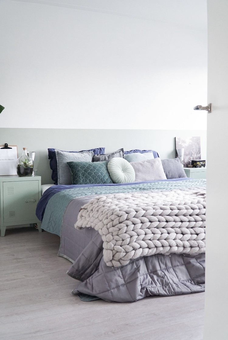 slaapkamer met blauw- en groentinten
