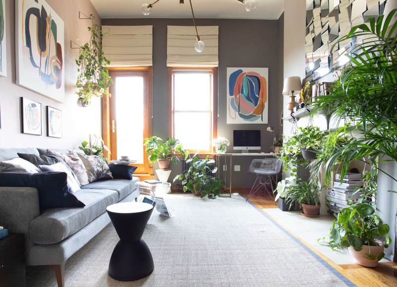 Binnenkijken in een klein appartement vol met planten en kunst