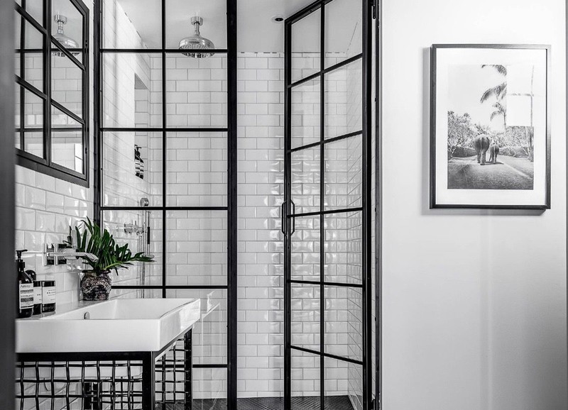 Inspiratie: badkamers met metalen douchewanden en opvallende tegels