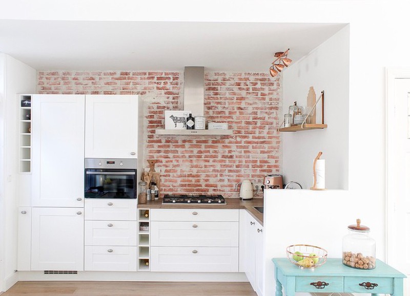 Shop the look: keuken met bakstenen muur en een turquoise touch