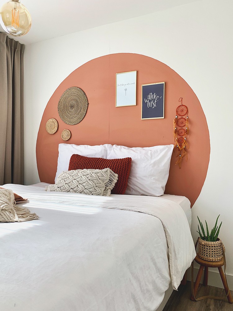 slaapkamer met geverfde muur