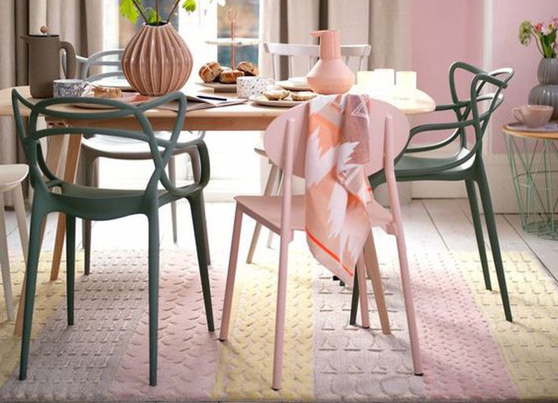 Gewaagd maar chic: roze met groen in de eethoek