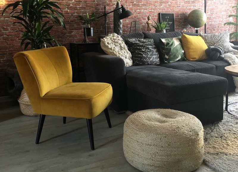 Een gekleurde fauteuil in de woonkamer combineer je zo