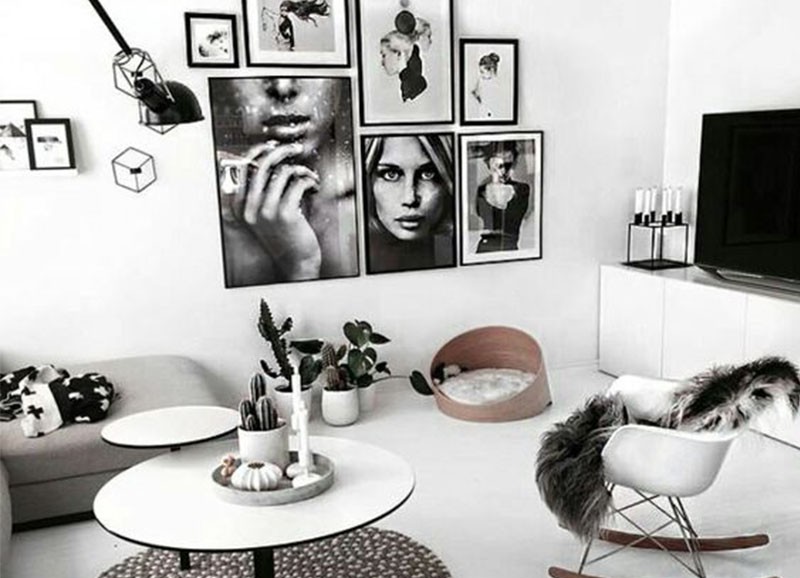 Een muur vol met zwart-witte foto's